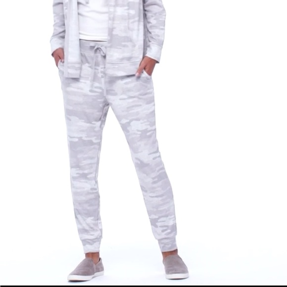 Style & Co. Macy’s Joggers Size Medium Gray White Camo Print - Picture 1 of 8